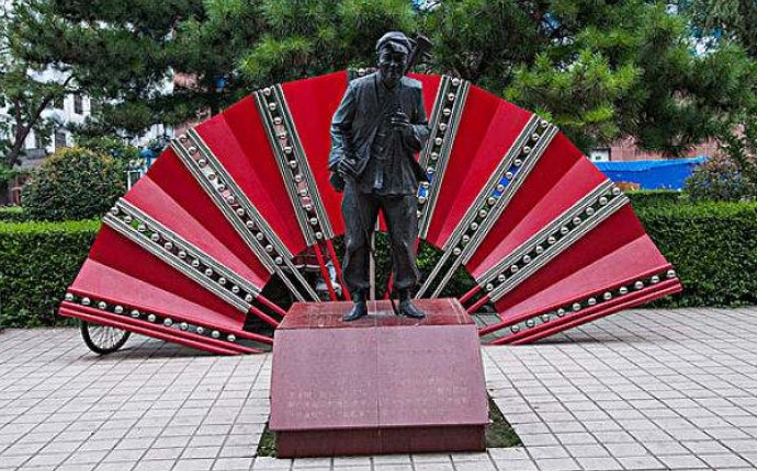 今天雕塑廠和您分享歷史：趙本山銅雕塑制作惹爭議！